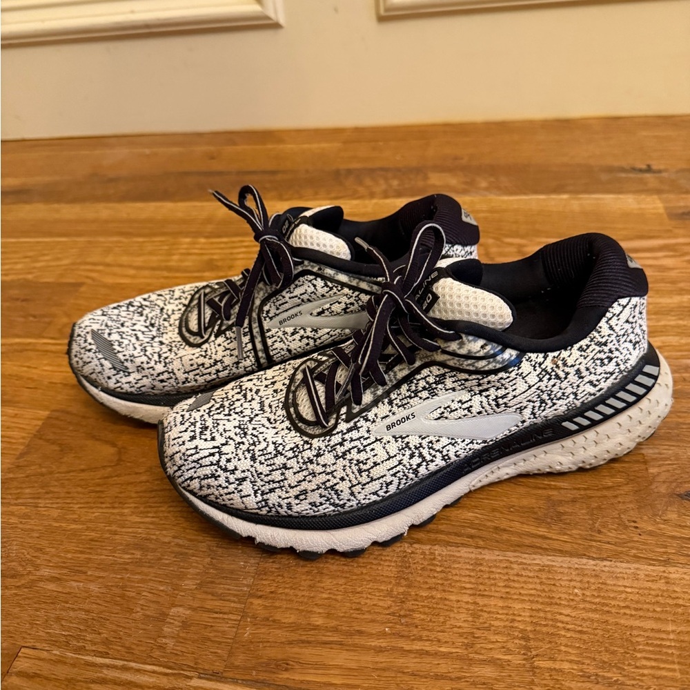 Brooks Monochrome Athletic Sneakers (Adrenaline GTS 20)